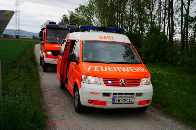 Auto nach Kreuzungskollision in Leonding in angrenzendes Feld berschlagen