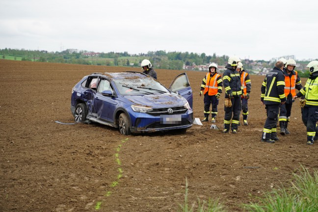 Auto nach Kreuzungskollision in Leonding in angrenzendes Feld berschlagen