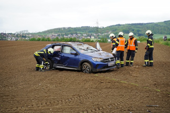 Auto nach Kreuzungskollision in Leonding in angrenzendes Feld berschlagen