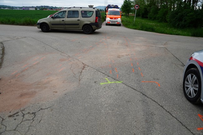 Auto nach Kreuzungskollision in Leonding in angrenzendes Feld berschlagen