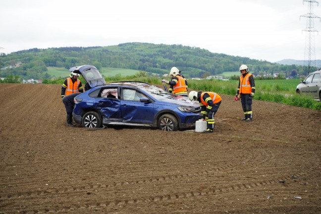 Auto nach Kreuzungskollision in Leonding in angrenzendes Feld berschlagen