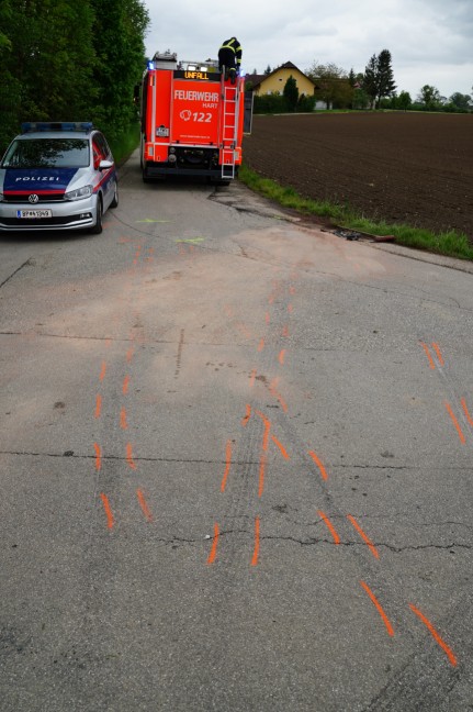 Auto nach Kreuzungskollision in Leonding in angrenzendes Feld berschlagen
