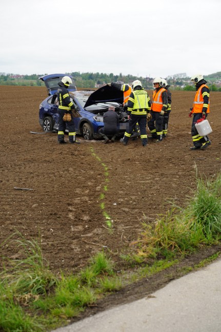 Auto nach Kreuzungskollision in Leonding in angrenzendes Feld berschlagen