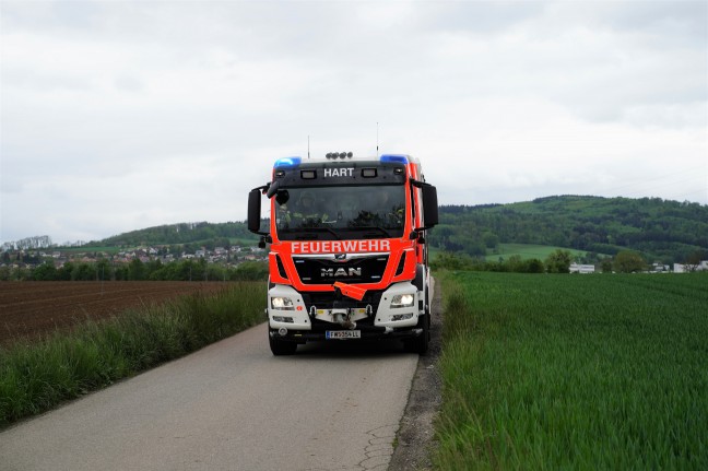 Auto nach Kreuzungskollision in Leonding in angrenzendes Feld berschlagen