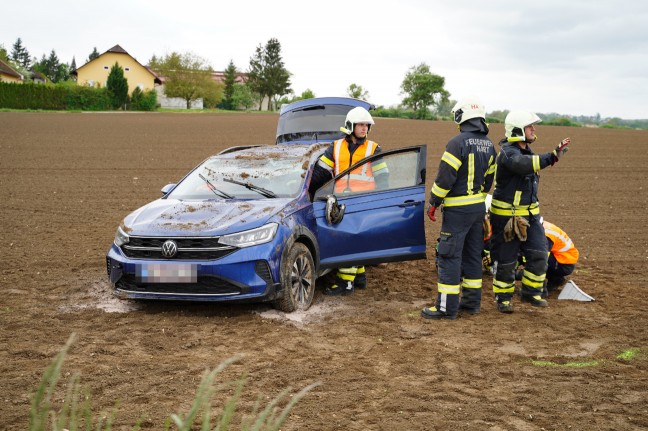 Auto nach Kreuzungskollision in Leonding in angrenzendes Feld berschlagen