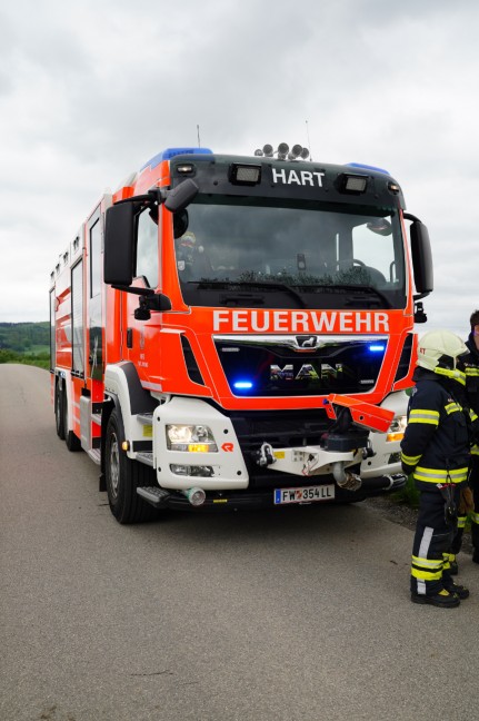 Auto nach Kreuzungskollision in Leonding in angrenzendes Feld berschlagen