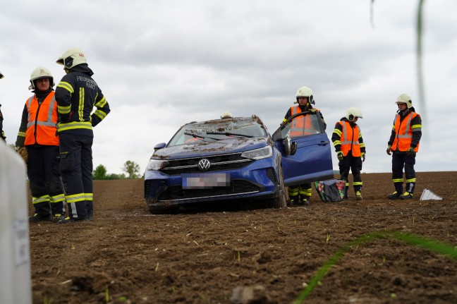 Auto nach Kreuzungskollision in Leonding in angrenzendes Feld überschlagen