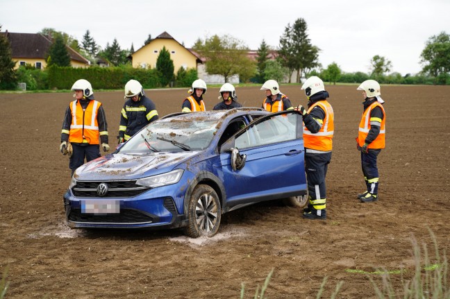 Auto nach Kreuzungskollision in Leonding in angrenzendes Feld berschlagen