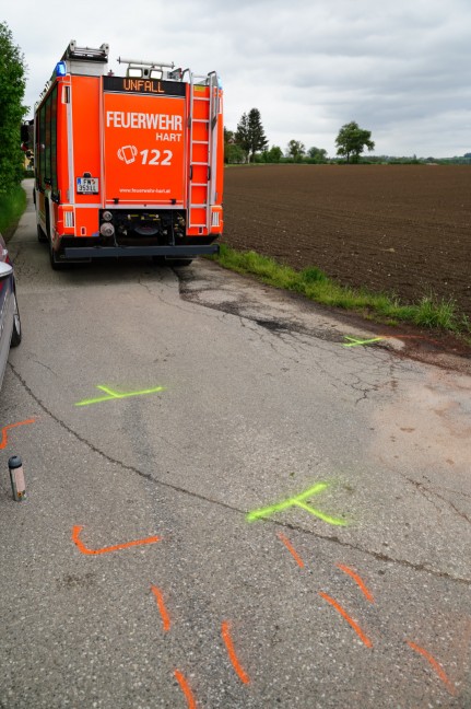 Auto nach Kreuzungskollision in Leonding in angrenzendes Feld berschlagen