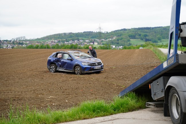 Auto nach Kreuzungskollision in Leonding in angrenzendes Feld berschlagen
