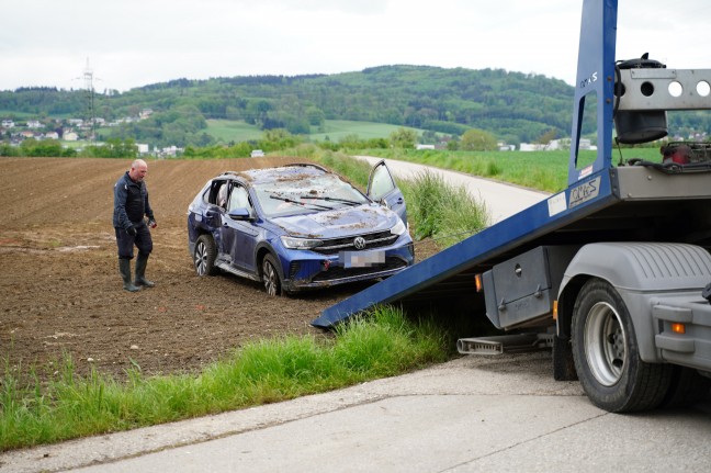 Auto nach Kreuzungskollision in Leonding in angrenzendes Feld berschlagen