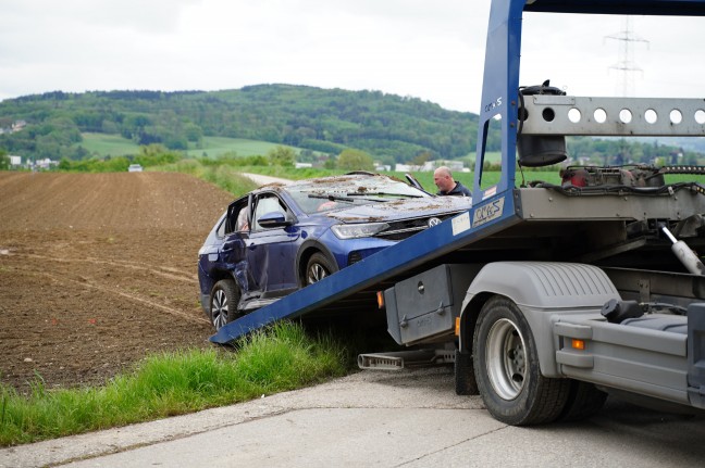 Auto nach Kreuzungskollision in Leonding in angrenzendes Feld berschlagen