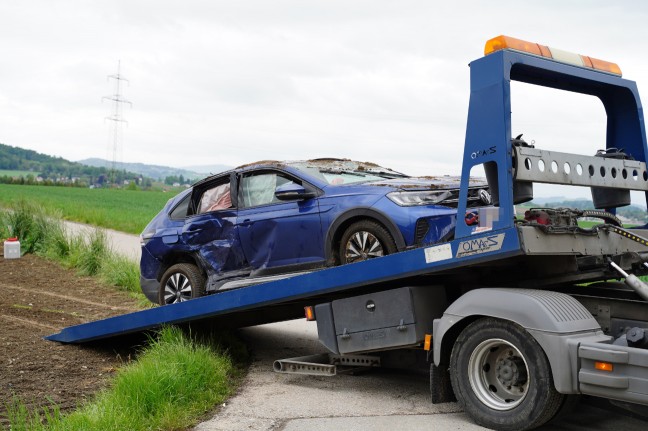 Auto nach Kreuzungskollision in Leonding in angrenzendes Feld berschlagen