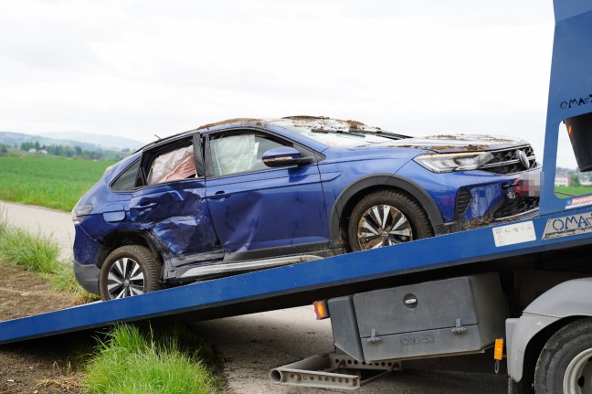 Auto nach Kreuzungskollision in Leonding in angrenzendes Feld berschlagen