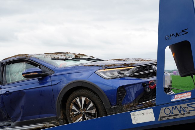 Auto nach Kreuzungskollision in Leonding in angrenzendes Feld berschlagen