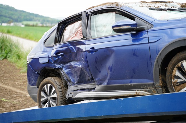 Auto nach Kreuzungskollision in Leonding in angrenzendes Feld berschlagen