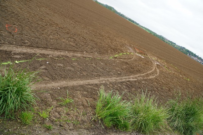 Auto nach Kreuzungskollision in Leonding in angrenzendes Feld berschlagen