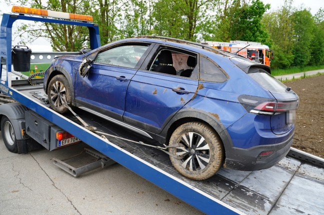 Auto nach Kreuzungskollision in Leonding in angrenzendes Feld berschlagen