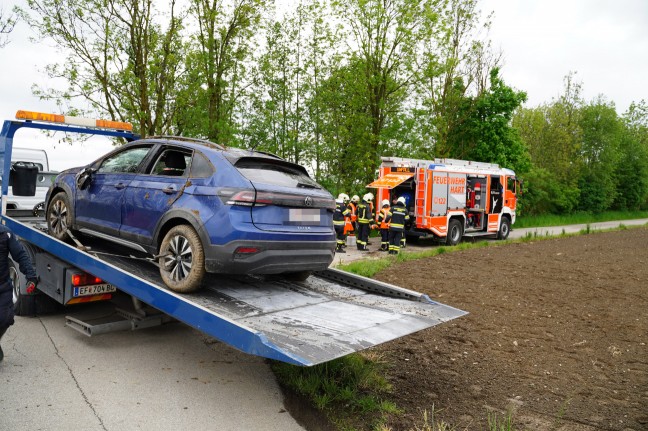 Auto nach Kreuzungskollision in Leonding in angrenzendes Feld überschlagen