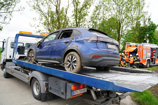 Auto nach Kreuzungskollision in Leonding in angrenzendes Feld berschlagen