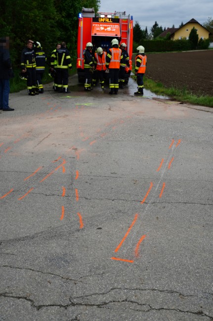 Auto nach Kreuzungskollision in Leonding in angrenzendes Feld berschlagen