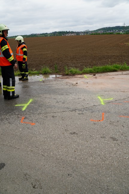 Auto nach Kreuzungskollision in Leonding in angrenzendes Feld berschlagen