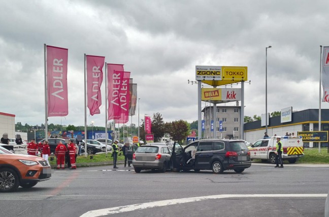 Kreuzungskollision mit drei beteiligten PKW in Ansfelden fordert mehrere Verletzte