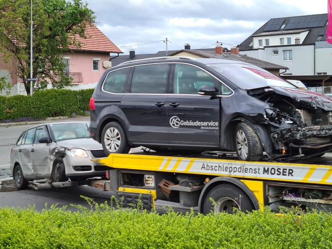 Kreuzungskollision mit drei beteiligten PKW in Ansfelden fordert mehrere Verletzte