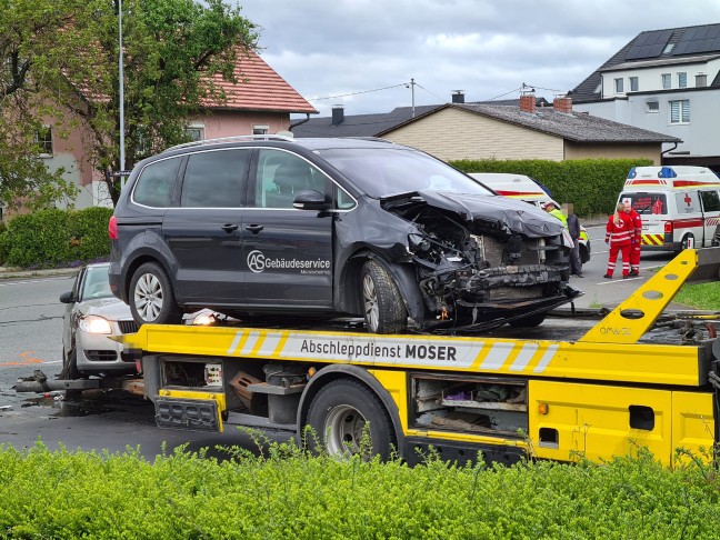 Kreuzungskollision mit drei beteiligten PKW in Ansfelden fordert mehrere Verletzte