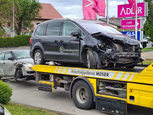 Kreuzungskollision mit drei beteiligten PKW in Ansfelden fordert mehrere Verletzte