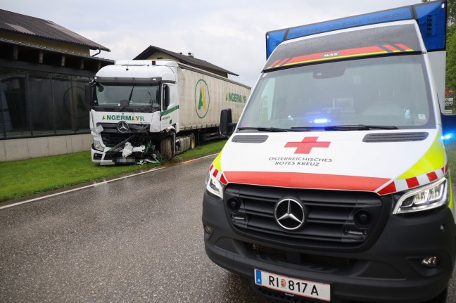 Tödlicher Crash zwischen Kleintransporter und LKW auf Rieder Straße bei Hohenzell