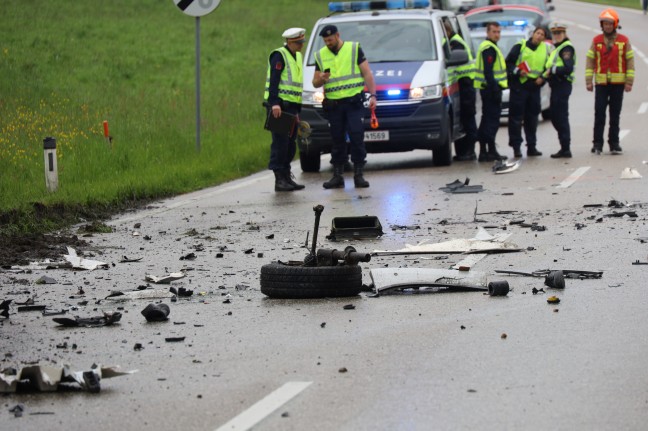 Tödlicher Crash zwischen Kleintransporter und LKW auf Rieder Straße bei Hohenzell