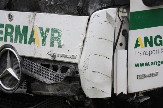 Tödlicher Crash zwischen Kleintransporter und LKW auf Rieder Straße bei Hohenzell