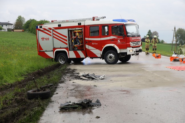 Tödlicher Crash zwischen Kleintransporter und LKW auf Rieder Straße bei Hohenzell