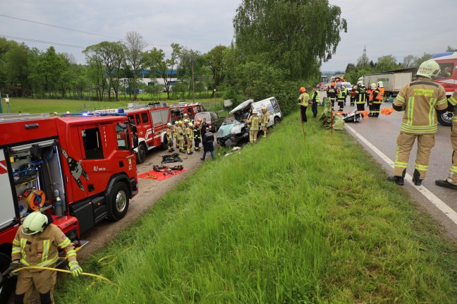 Tdlicher Crash zwischen Kleintransporter und LKW auf Rieder Strae bei Hohenzell