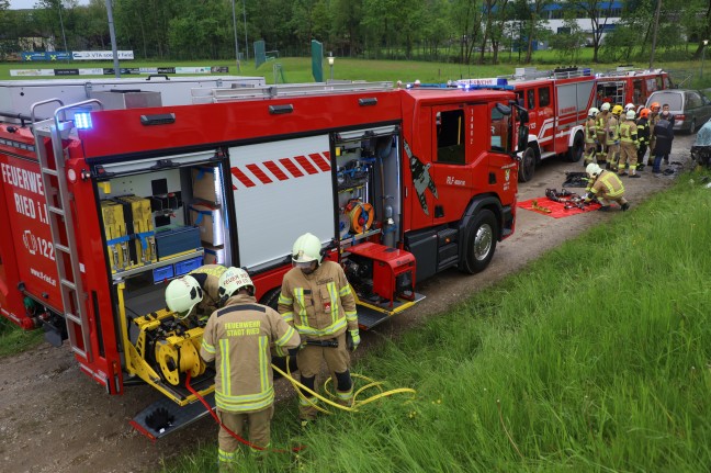 Tödlicher Crash zwischen Kleintransporter und LKW auf Rieder Straße bei Hohenzell