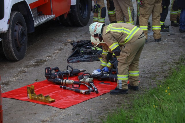 Tödlicher Crash zwischen Kleintransporter und LKW auf Rieder Straße bei Hohenzell