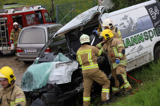 Tödlicher Crash zwischen Kleintransporter und LKW auf Rieder Straße bei Hohenzell