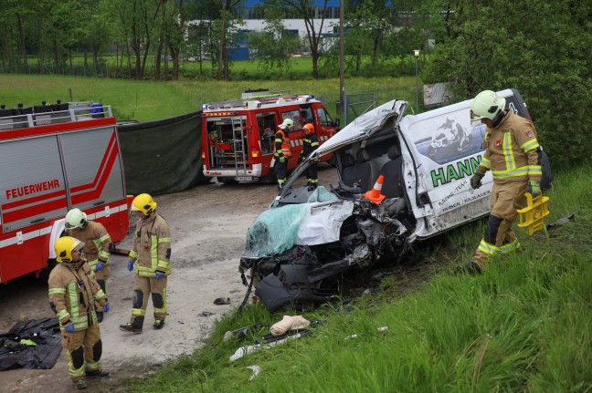 Tdlicher Crash zwischen Kleintransporter und LKW auf Rieder Strae bei Hohenzell