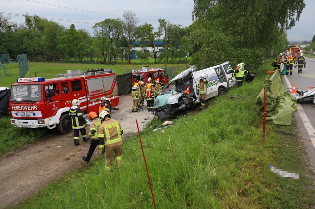 Tdlicher Crash zwischen Kleintransporter und LKW auf Rieder Strae bei Hohenzell