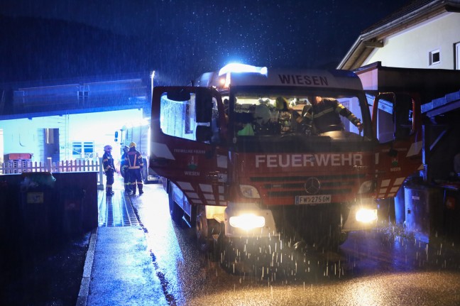 Drei Feuerwehren bei Glimmbrand im Dachboden eines Wohnhauses in Pinsdorf im Einsatz