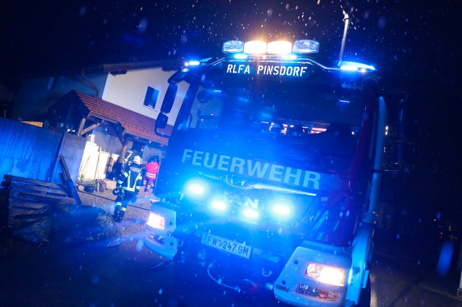 Drei Feuerwehren bei Glimmbrand im Dachboden eines Wohnhauses in Pinsdorf im Einsatz