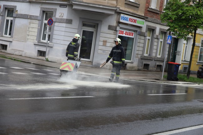 Intensive Ölspur in Wels-Innenstadt führte zu Einsatz der Feuerwehr sowie einer Kehrmaschine