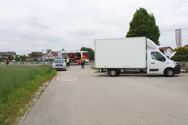 Feuerwehr nach Verkehrsunfall auf Wiener Straße bei Marchtrenk im Einsatz