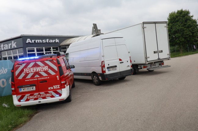 Feuerwehr nach Verkehrsunfall auf Wiener Straße bei Marchtrenk im Einsatz