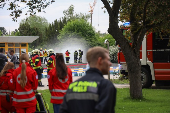 Chlorgasaustritt: Feuerwehren bei Gefahrstoffeinsatz im Freibad in Wels-Lichtenegg im Einsatz