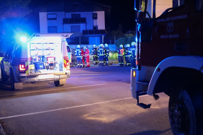 Schwerverletzte Person bei nächtlichem Verkehrsunfall mit Überschlag in Peuerbach