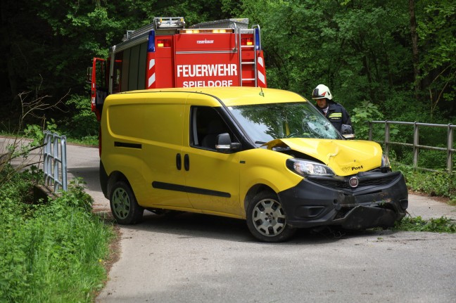 Lenker in einer Kurve bei Eberstalzell mit Post-Zustellfahrzeug verunfallt