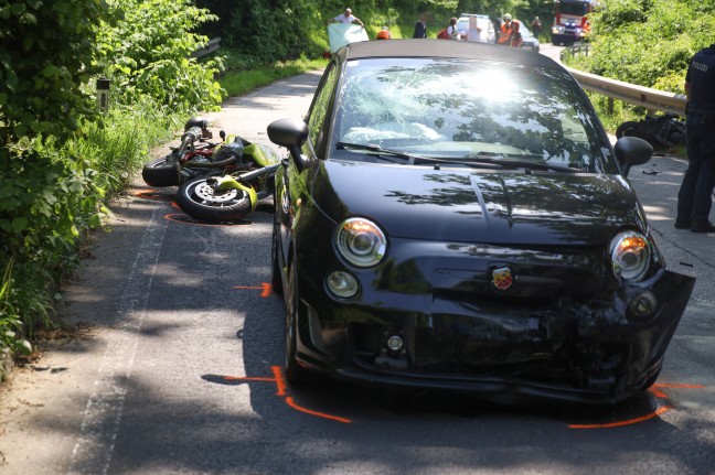 Motorradlenker (21) tödlich verletzt: Crash zwischen zwei Motorrädern und einem PKW in Thalheim bei Wels