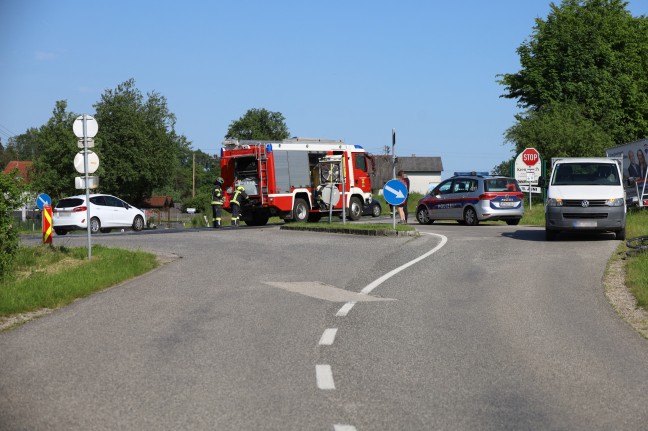 Kreuzungscrash auf Innviertler Straße in Krenglbach endet mit Blechschaden